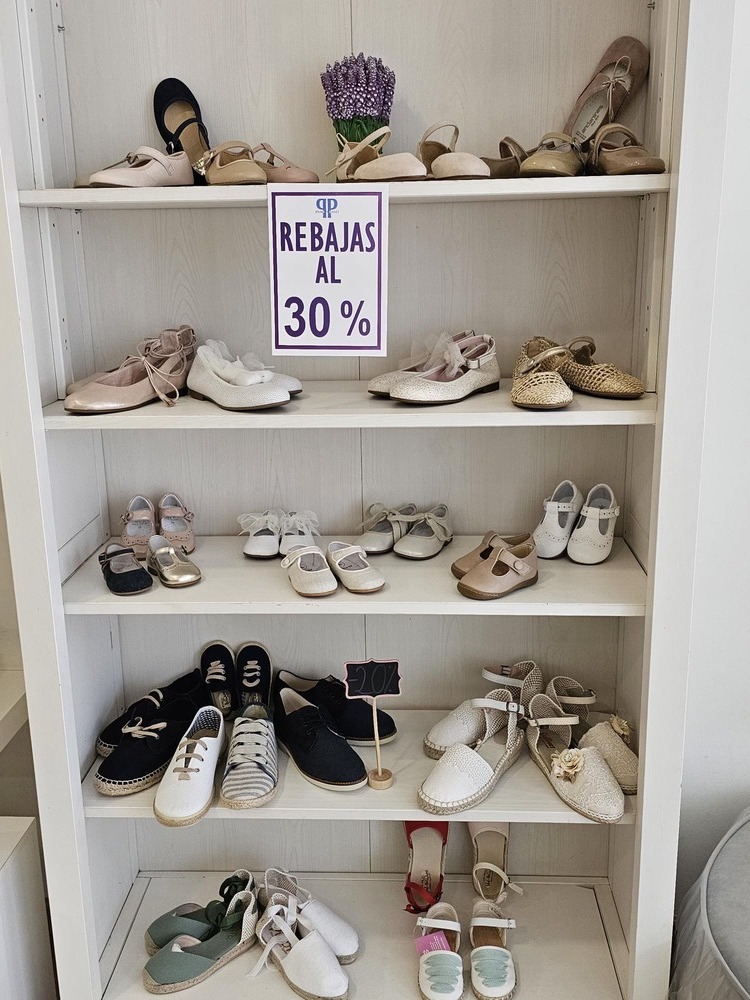 estanteria con zapatos de niños