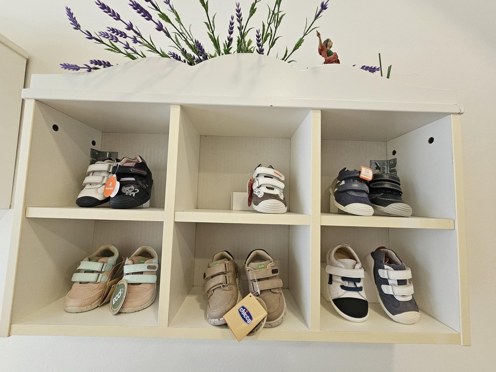 estanteria con zapatos infantiles