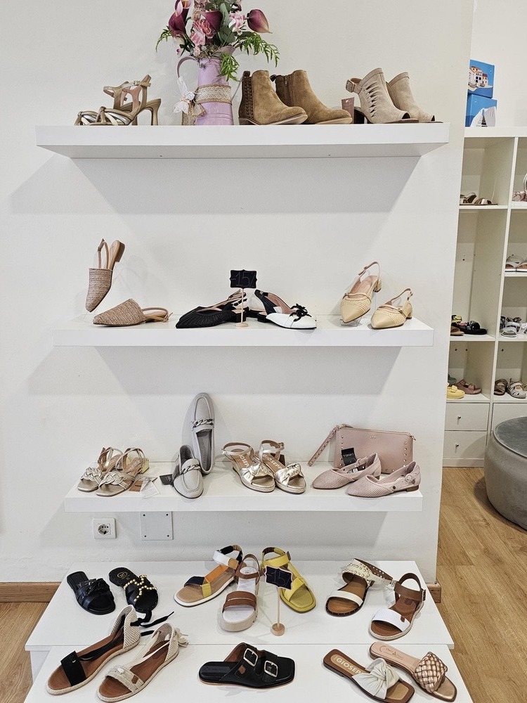 estanteria con zapatos de mujer